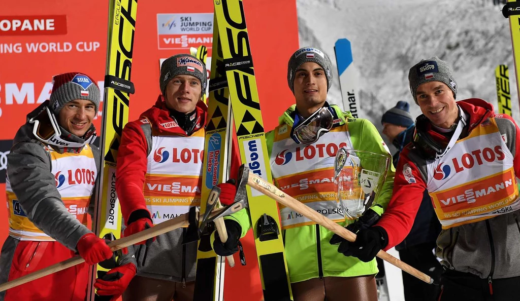 Polscy skoczkowie, od lewej: Kamil Stoch, Dawid Kubacki, Maciej Kot i Piotr Żyła, po zajęciu drugiego miejsca w drużynówce w Zakopanem przed rokiem Polscy skoczkowie, od lewej: Kamil Stoch, Dawid Kubacki, Maciej Kot i Piotr Żyła, po zajęciu drugiego miejsca w drużynówce w Zakopanem przed rokiem