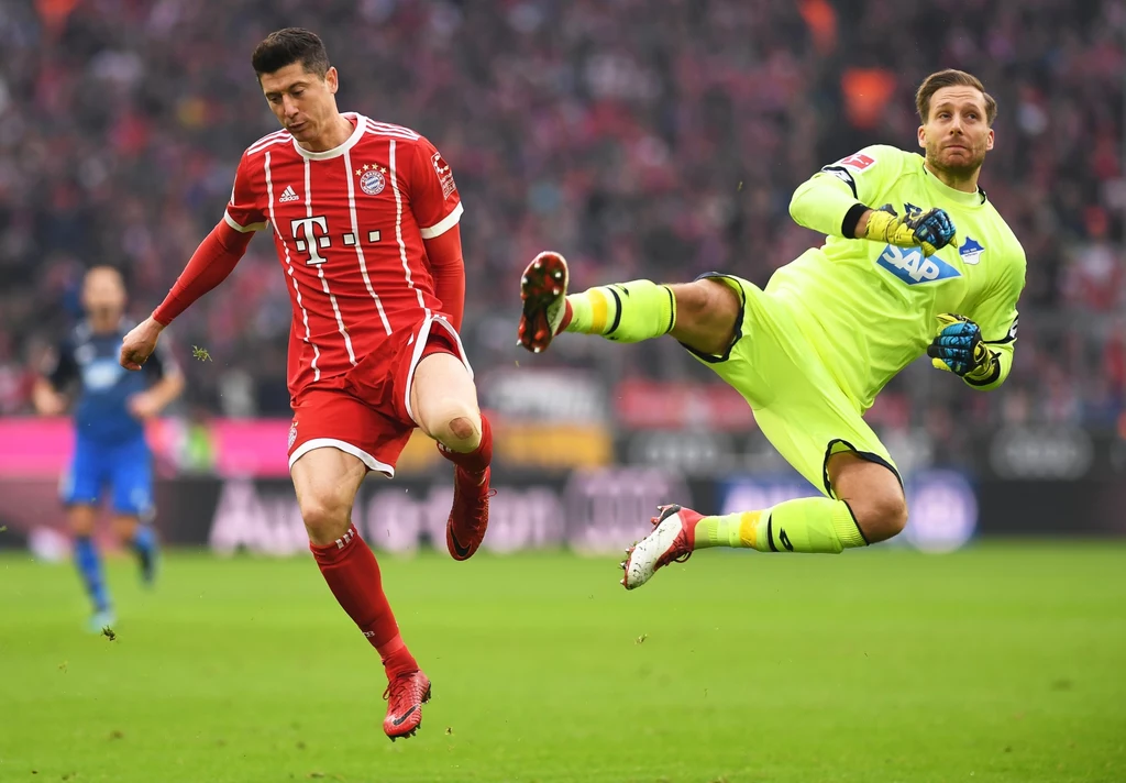Robert Lewandowski i bramkarz Hoffenheim Oliver Baumann Robert Lewandowski i bramkarz Hoffenheim Oliver Baumann