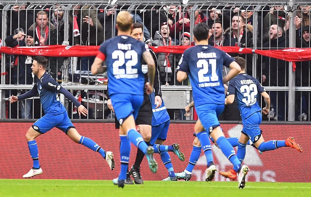 Radość piłkarzy Hoffenheim po golu Utha Radość piłkarzy Hoffenheim po golu Utha