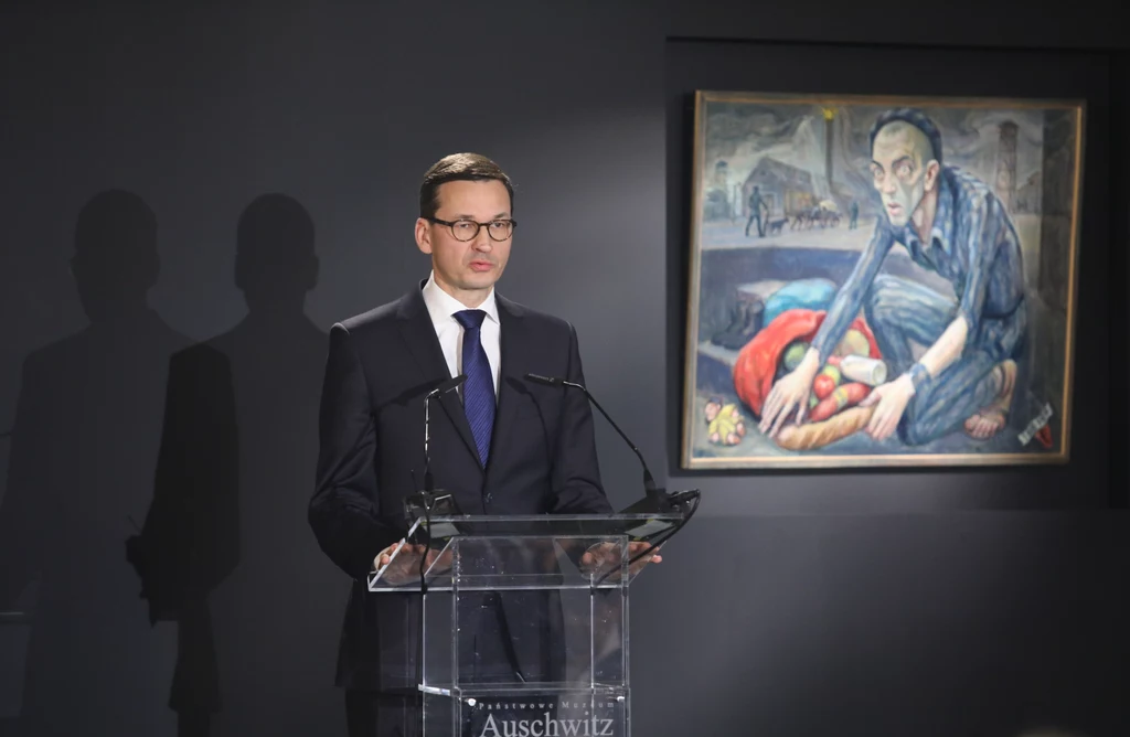 Premier Mateusz Morawiecki przemawia w budynku "Sauny" na terenie byłego obozu Auschwitz II-Birkenau