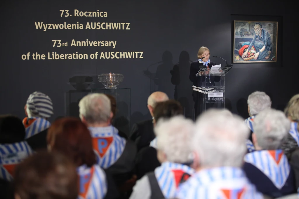 Była więźniarka Maria Hoerl przemawia w budynku "Sauny" na terenie byłego obozu Auschwitz II-Birkenau