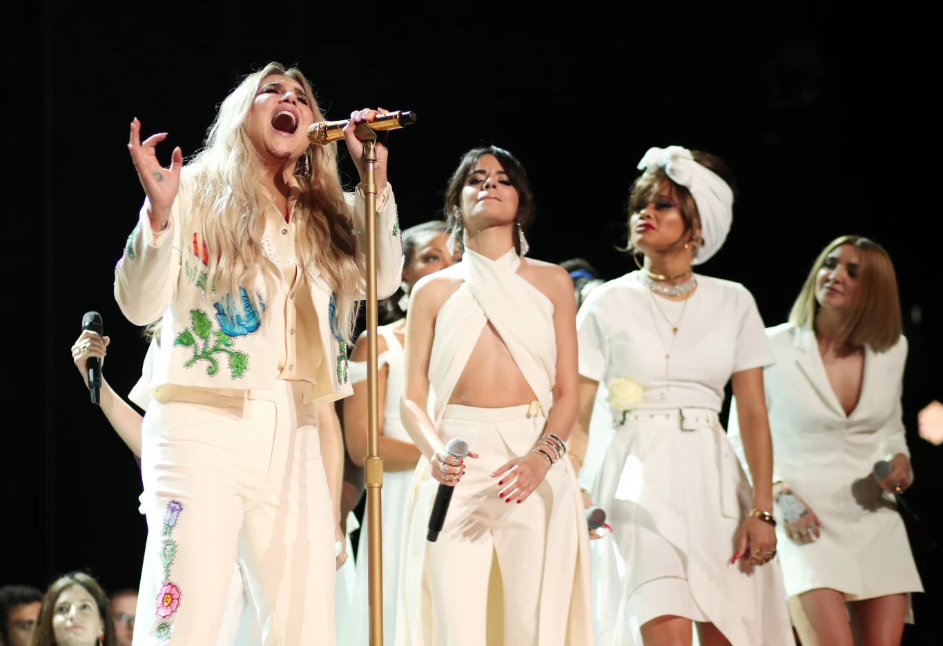 Na gali Grammy wystąpiły ubrane na biało Kesha, Cyndi Lauper, Camila Cabello, Julia Michaels, Bebe Rexha i Andra Day w przeboju "Praying"