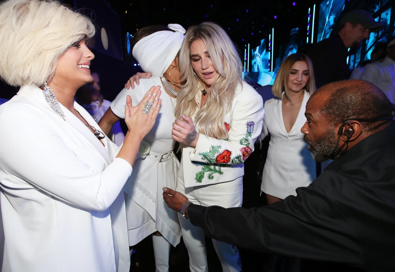 Kesha odbiera gratulacje za kulisami