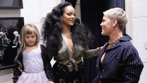 Rihanna za kulisami z Pink (z prawej) i jej córką Willow Hart 