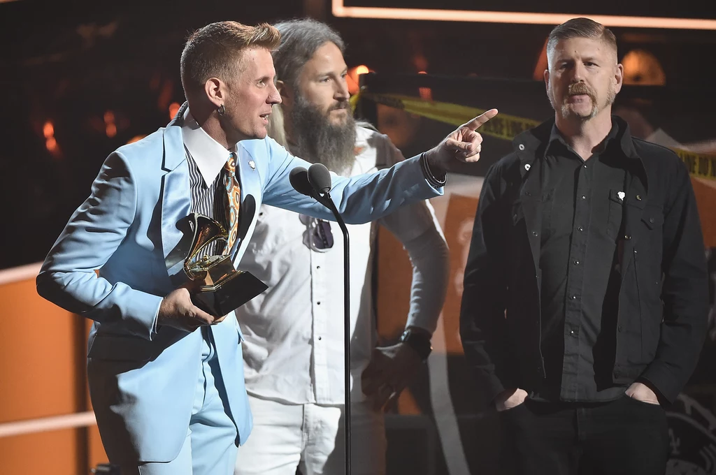 Muzycy Mastodon odbierają swoją nagrodę Grammy