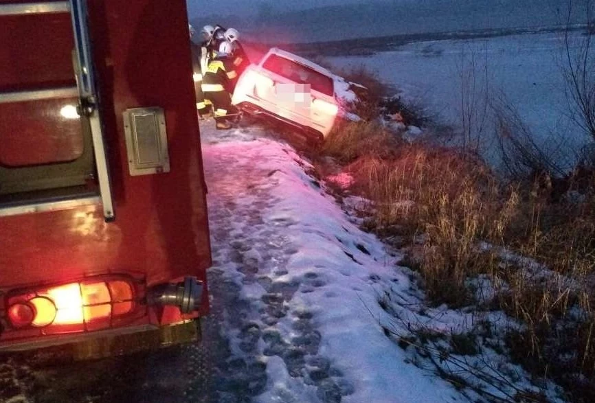 Samochód zsunął się z drogi