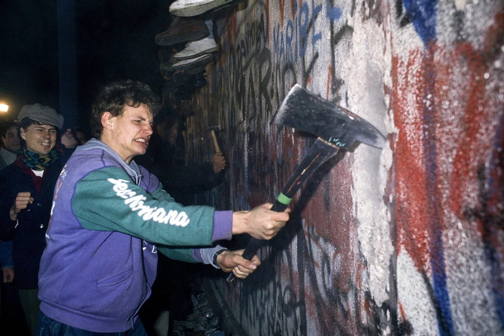 Rok 1989. Berlińczycy z wielkim zapałem burzą mur