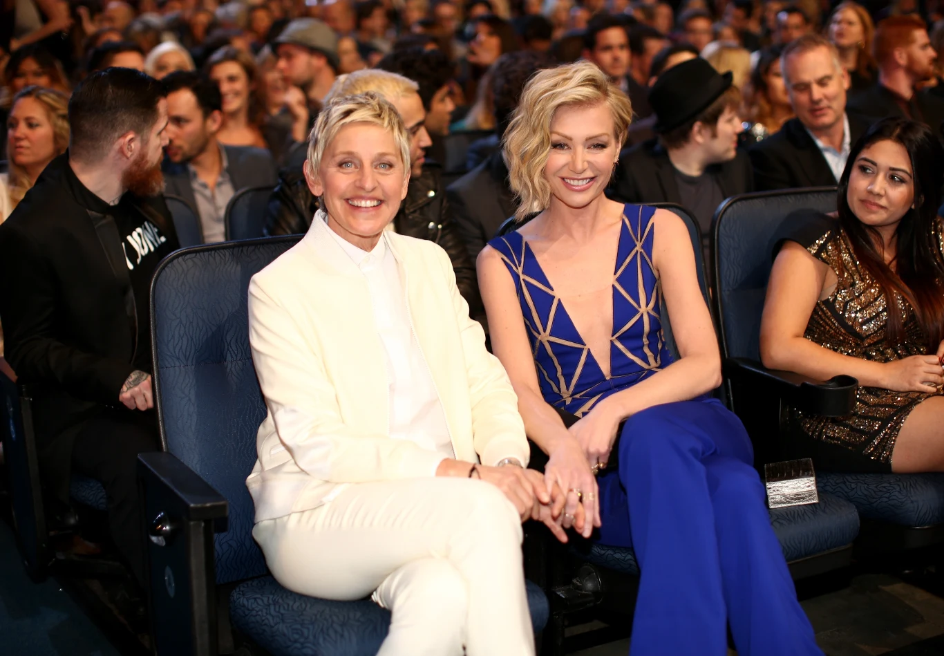 W 2004 roku De Rossi związała się z ikoną amerykańskiej telewizji, starszą od niej o 15 lat Ellen DeGeneres (okrągłe urodziny świętowała kilka dni temu - 26 stycznia) i wreszcie oficjalnie wyznała, że jest lesbijką. Panie pobrały się 16 sierpnia 2008 roku w ogrodzie wspólnego domu w Beverly Hills. Na prywatną ceremonię zaproszono jedynie kilkanaście osób. Krótko po ślubie aktorka wydała swą pierwszą książkę zatytułowaną "Unbearable Lightness", w której opowiedziała o swojej wieloletniej walce z anoreksją.