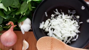 Siekasz czosnek i wrzucasz na patelnie? Pozbawiasz go smaku i wszystkich właściwości 