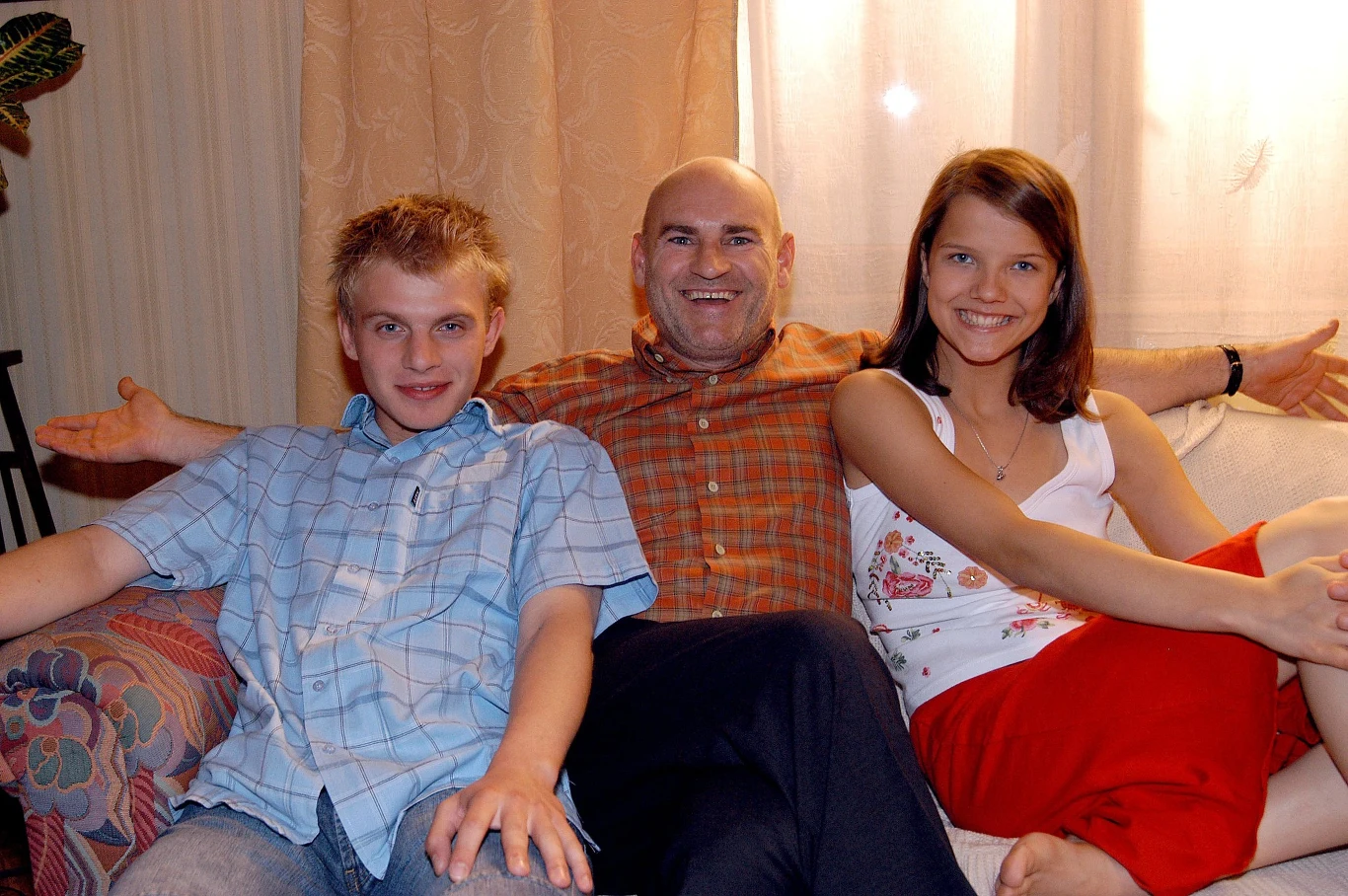 Kazimierz Mazur z Waldemarem Obłozą i Aśką Jabłczyńską na początku swojej przygody z serialem "Na Wspólnej"