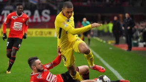 Kylian Mbappe (u góry) faulowany przez  Jeremy'ego Gelina 