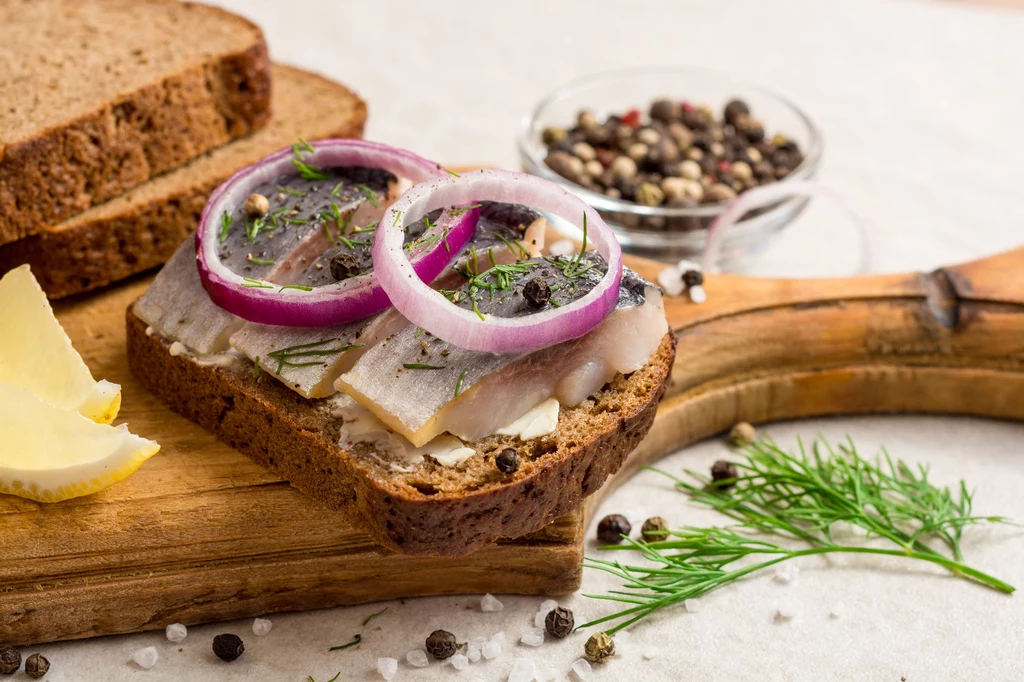 Kwasy tłuszczowe w śledziach obniżają poziom cholesterolu Kwasy tłuszczowe w śledziach obniżają poziom cholesterolu