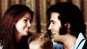 Mała Lisa Marie Presley (w środku) z rodzicami: Priscillą i Elvisem na początku lat 70.