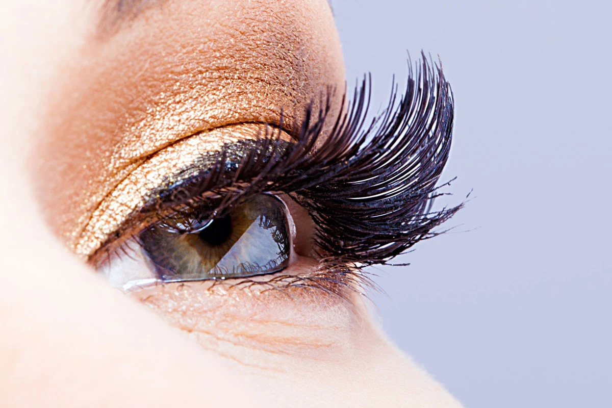 Rzęsy mogą być piękne i długie bez stosowania specjalistycznych kosmetyków. Można użyć pewnych domowych środków, które sprawdzą się równie dobrze. Rzęsy mogą być piękne i długie bez stosowania specjalistycznych kosmetyków. Można użyć pewnych domowych środków, które sprawdzą się równie dobrze.