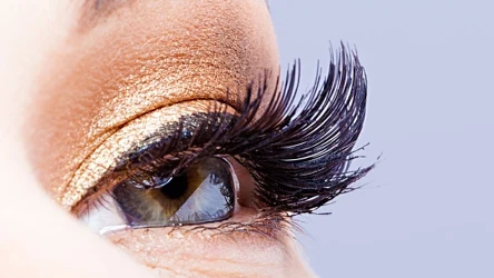 Rzęsy mogą być piękne i długie bez stosowania specjalistycznych kosmetyków. Można użyć pewnych domowych środków, które sprawdzą się równie dobrze. 