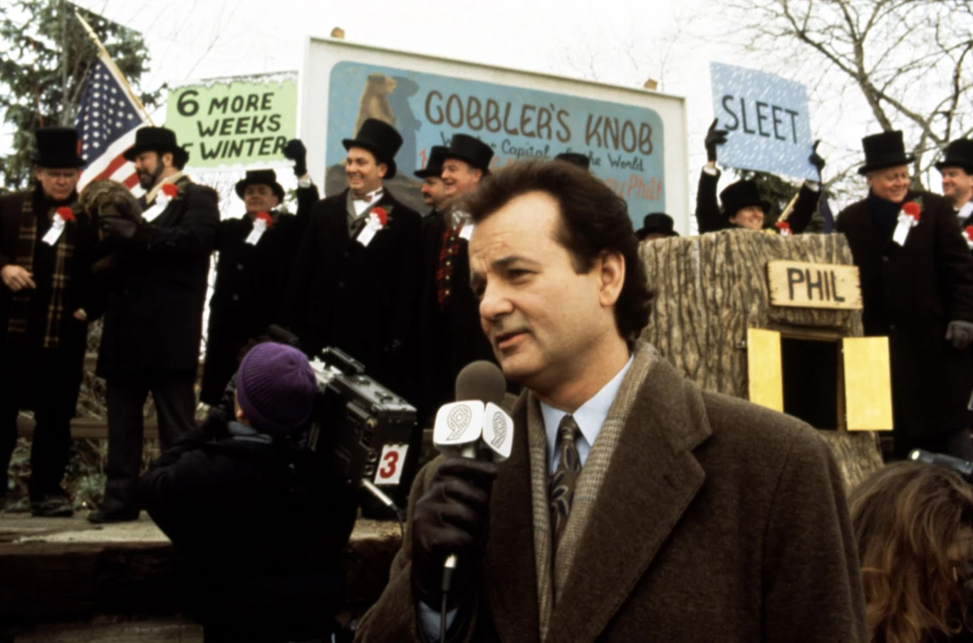 Bill Murray gra w filmie cynicznego prezentera pogody Phila Connorsa, który wybiera się do miasteczka Punxsutawney, by - jak co roku - przeprowadzić nudną relację z tytułowego Dnia Świstaka. Wydawało by się, że nie może go spotkać nic gorszego.

Na zdjęciu: Bill Murray