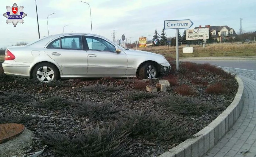 Samochód utknął na rondzie