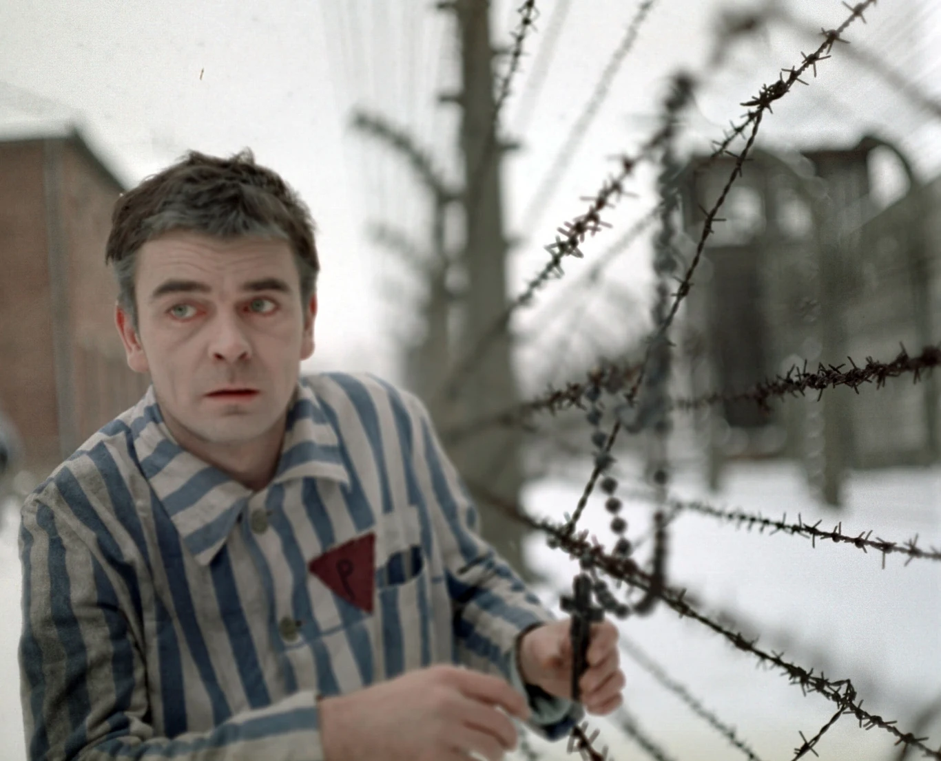 "Filmem 'Polowanie na muchy' Wajda przerwał milczenie o mnie, dzięki czemu mogłem ponownie, po siedmioletniej przerwie, być obecny na ekranie" - wspominał aktor w jednym z wywiadów i dodawał: "W 'Krajobrazie po bitwie' pozwoliłem sobie na ukazanie zupełnie odmiennego obrazu księdza niż to bywało zazwyczaj".

Na zdjęciu: Zygmunt Malanowicz w filmie "Krajobraz po bitwie" (1970)