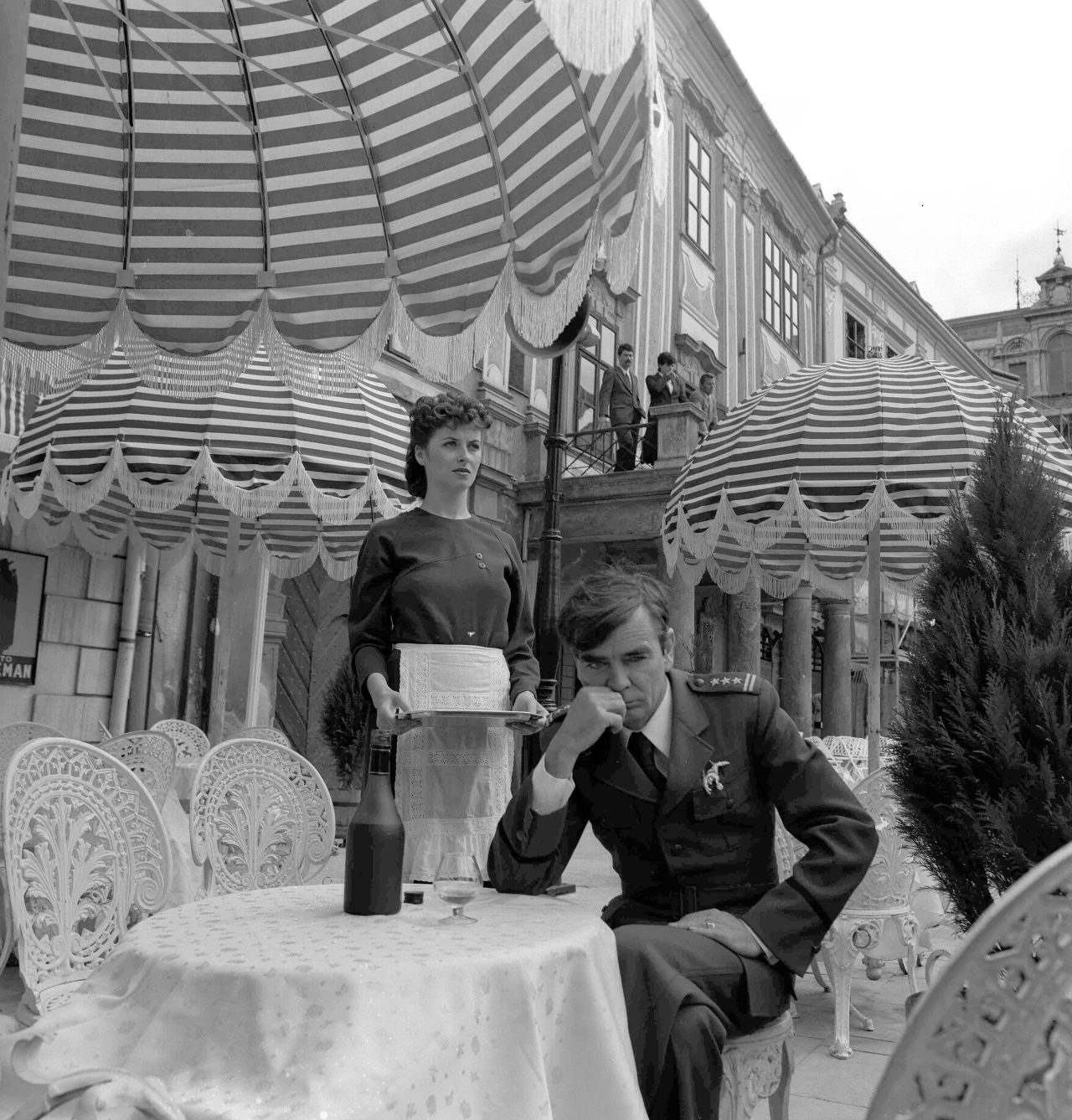 Aktor zagrał też m.in. w "Hubalu" i "Jarosławie Dąbrowskim" Bohdana Poręby. Po transformacji ustrojowej w latach 90. Malanowicz nie otrzymywał ciekawych propozycji w kraju. W tym czasie był aktywny za granicą. Powrotem do polskiego filmu były "Tulipany" (2004) Jacka Borcucha.

Na zdjęciu: Zygmunt Malanowicz w filmie "Katastrofa w Gibraltarze" (1983)