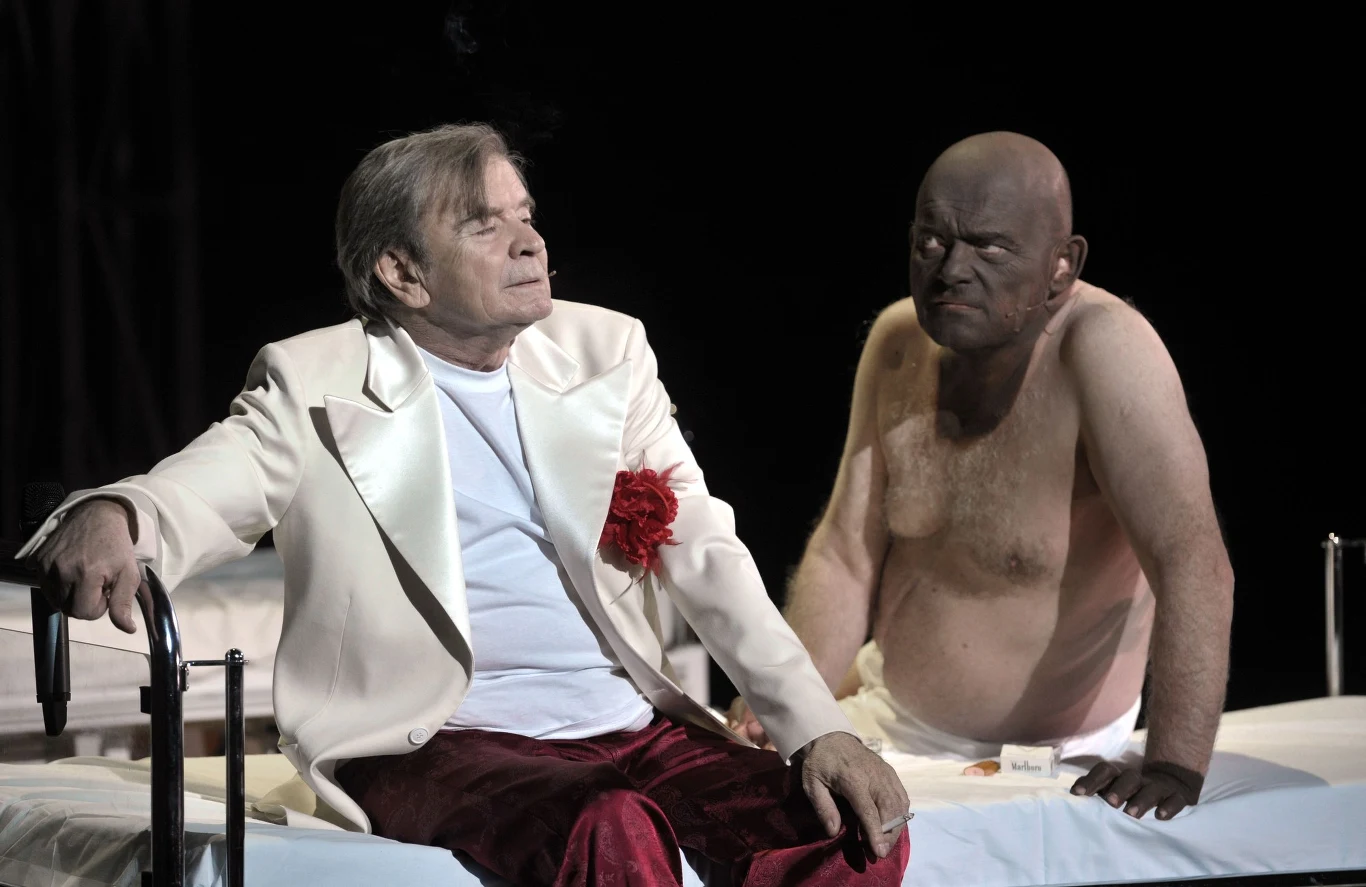 Od premiery "Burzy" (2003 rok), w której Zygmunt Malanowicz zagrał Alonza, aktor występuje w spektaklach Krzysztofa Warlikowskiego: "Dybuk", "Krum", "Anioły w Ameryce", "(A)pollonia", "Koniec", "Opowieści afrykańskie według Szekspira".

Na zdjęciu: Zygmunt Malanowicz i Adam Ferency w spektaklu "Opowieści afrykańskie według Szekspira"