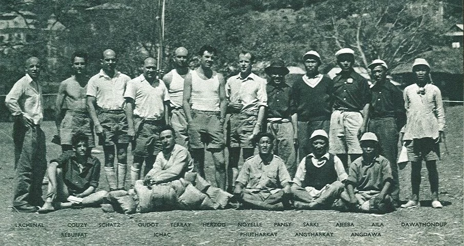 Uczestnicy wyprawy na Annapurnę, w środku Maurice Herzog / fot: Wydawnictwo Marginesy