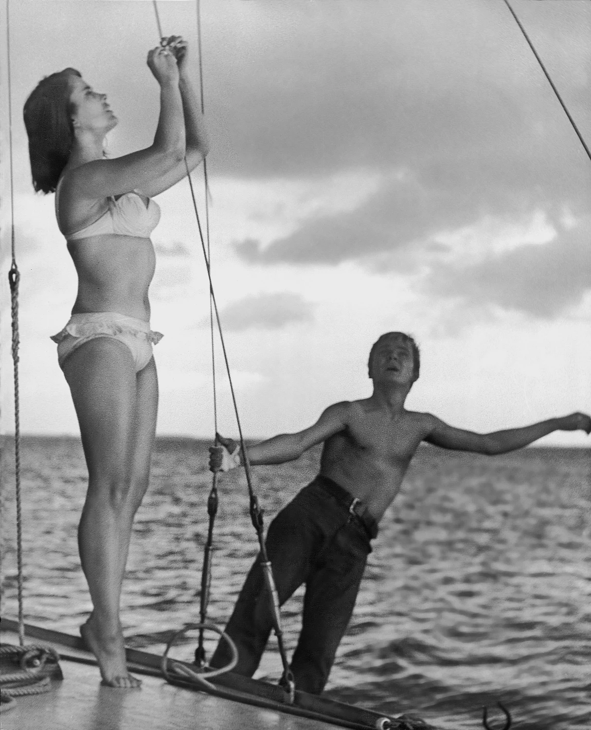 Akcja filmu rozgrywa się na mazurskich jeziorach, po których pływa luksusowy jacht "Christine", należący do wziętego dziennikarza sportowego Andrzeja (Leon Niemczyk) i jego żony Krystyny (Jolanta Umecka). Małżeństwo zabiera na jacht spotkanego po drodze chłopaka (Zygmunt Malanowicz).
Film "Nóż w wodzie" zdobył nominację do Oscara dla najlepszego filmu zagranicznego.

Na zdjęciu" Jolanta Umecka i Zygmunt Malanowicz w filmie "Nóż w wodzie"