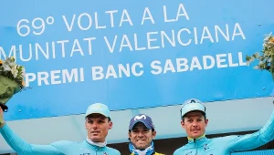 Alejandro Valverde (w środku) triumfuje na podium wyścigu Dookoła Walencji