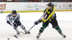 Zawodnik GKS Tychy Jakub Witecki (L) i Jakub Gimiński (P) z JKH GKS Jastrzębie