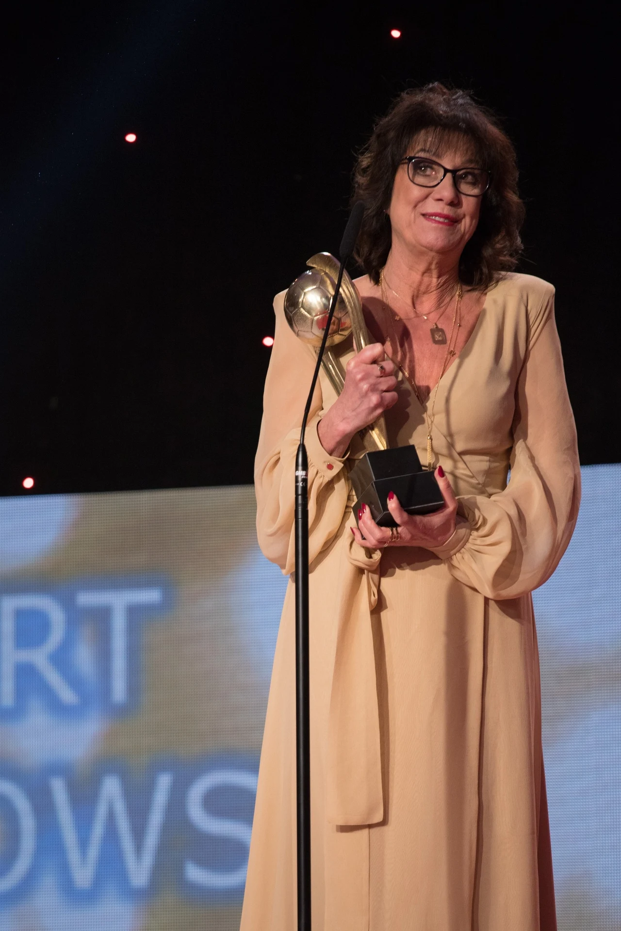 Pani Iwona Lewandowska odebrała za Roberta nagrodę dla najlepszego polskiego piłkarza Pani Iwona Lewandowska odebrała za Roberta nagrodę dla najlepszego polskiego piłkarza