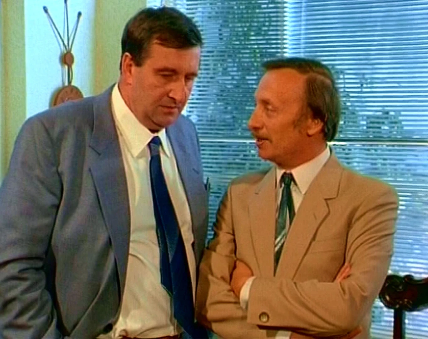 Wojciech Pokora w serialu Stanisława Barei "Zmiennicy" (1976) zagrał Antoniego Kłuska, prezesa klubu sportowego "Ogniwo".