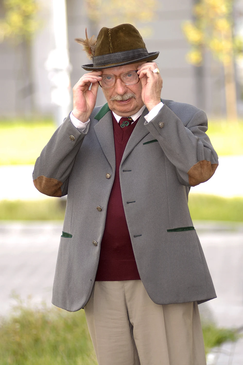Po wielu latach, w 2006 roku, postanowiono nakręcić kontynuację kultowego serialu "Alternatywy 4". Jednak produkcja "Dylematu 5" nie była już takim telewizyjnym hitem. Wojciech Pokora powtórzył swoją kreację i wcielił się w docenta Zenobiusza Furmana. 