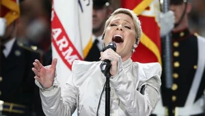 Pink podczas wykonywania hymnu USA przed Super Bowl
