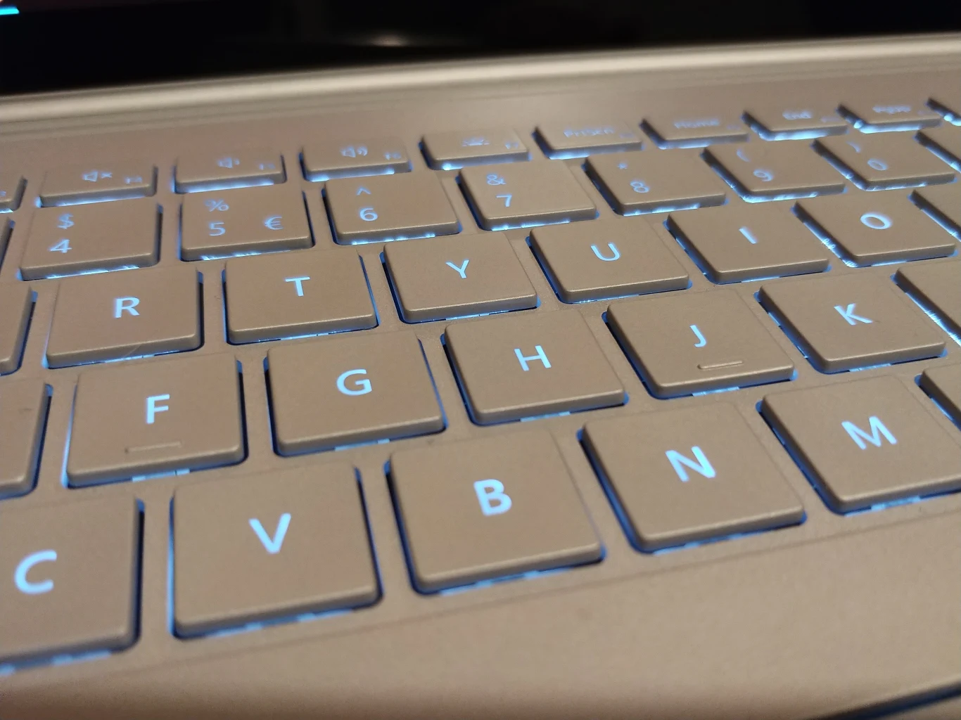 Microsoft Surface Book 2, sesja zdjęciowa z naszych testów. Fotografie zostały wykonane przy pomocy smartfonu LG V30 Microsoft Surface Book 2, sesja zdjęciowa z naszych testów. Fotografie zostały wykonane przy pomocy smartfonu LG V30