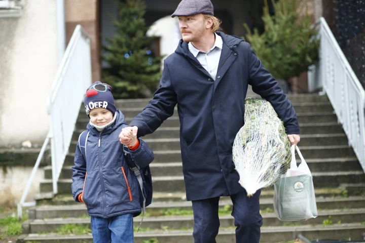 Eryk Lubos w scenie z filmu "Miłość jest wszystkim"