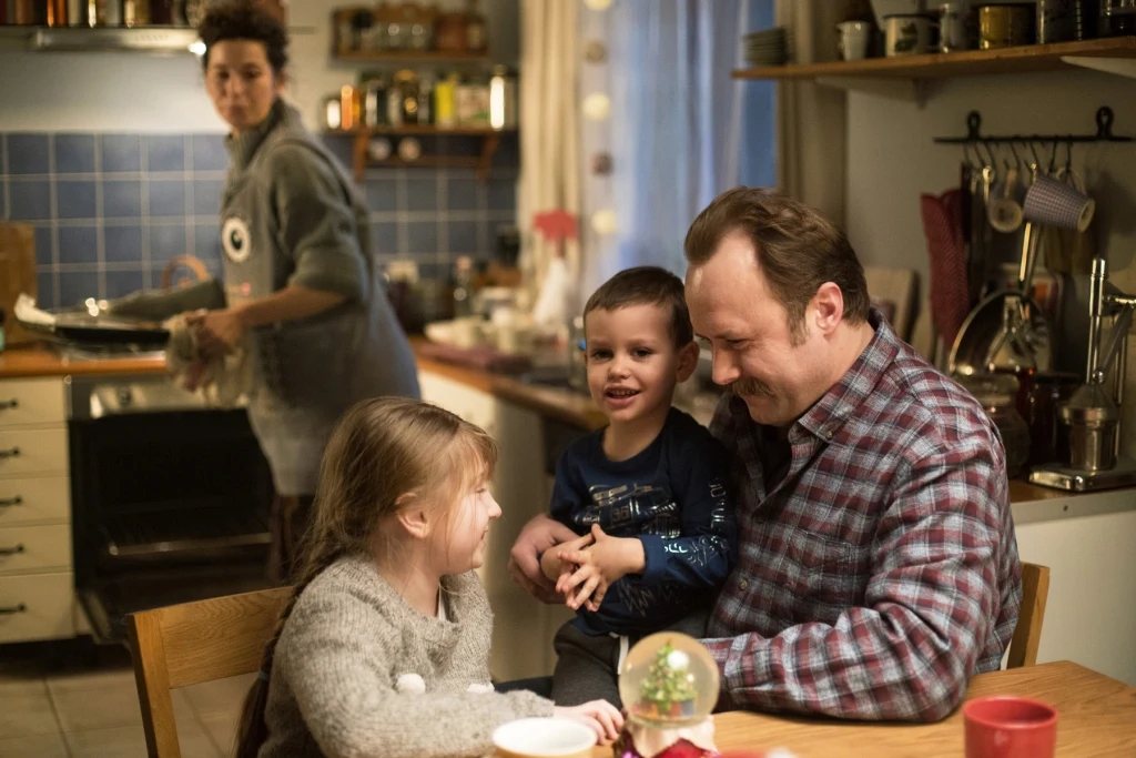 Julia Wyszyńska i Leszek Lichota w scenie z filmu "Miłość jest wszystkim"