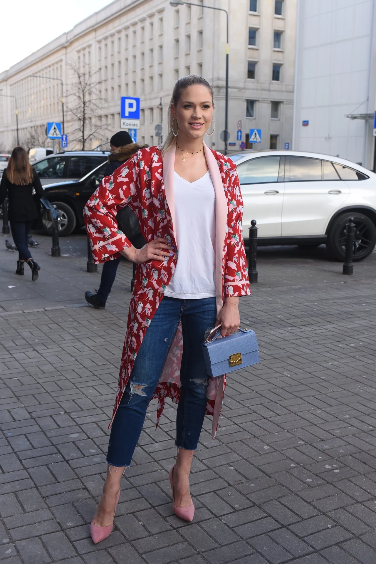 Celebrytka postawiła na wiosenną stylizację. Na biały podkoszulek narzuciła kolorową narzutkę. Dobrała do niej kolorowe dodatki. Zosia Ślotała Celebrytka postawiła na wiosenną stylizację. Na biały podkoszulek narzuciła kolorową narzutkę. Dobrała do niej kolorowe dodatki. Zosia Ślotała
