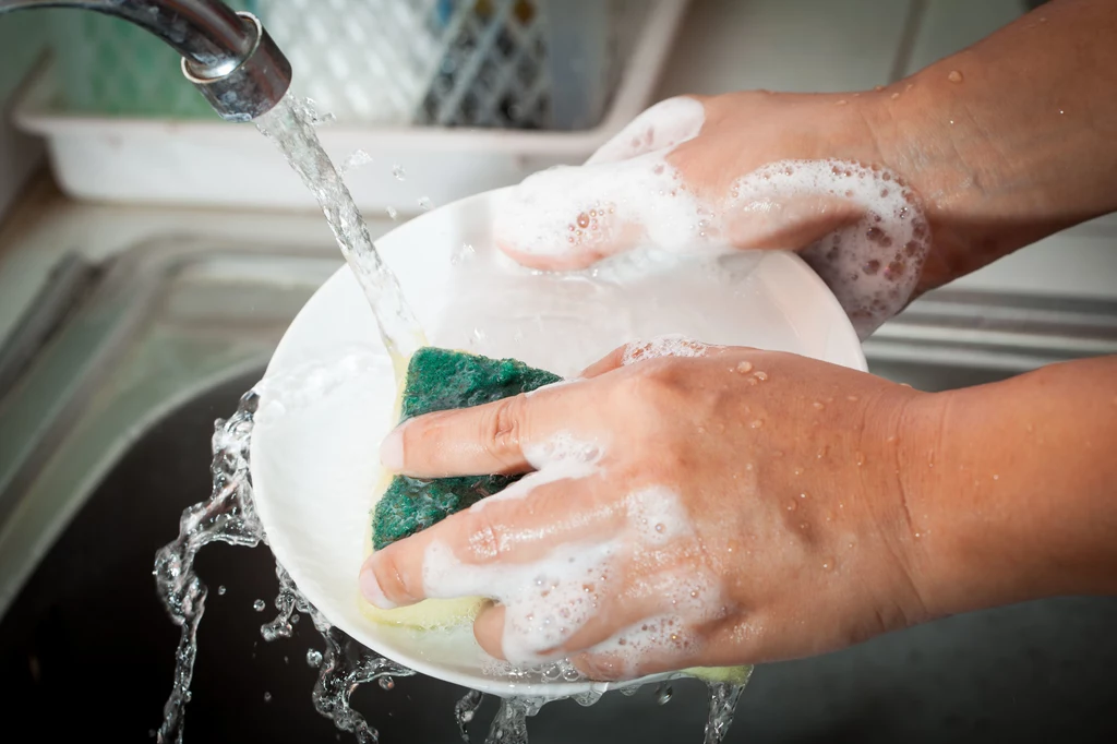 Mycie w zmywarce naczyń jest jednym ze sposobów oszczędzania wody