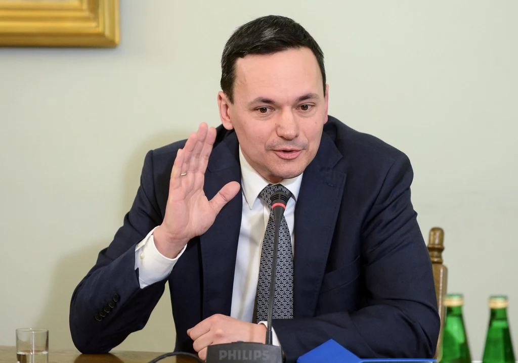 Były szef MSW Jacek Cichocki podczas przesłuchania przez sejmową komisję śledczą ds. Amber Gold Były szef MSW Jacek Cichocki podczas przesłuchania przez sejmową komisję śledczą ds. Amber Gold