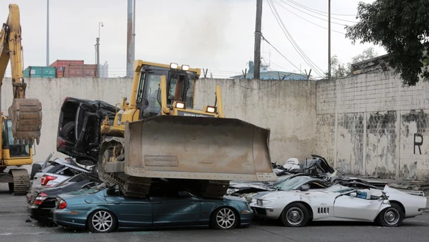 Zgnieciony Corvette. Łza się w oku kręci...