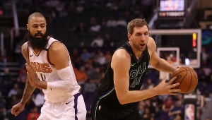 Dirk Nowitzki (z prawej) podczas meczu z Phoenix Suns