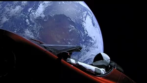 Tesla wystrzelona przez SpaceX w kosmos może spaść na Ziemię