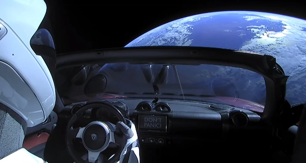 Starman aktualnie obserwuje ziemię, ale docelowo poleci na Marsa