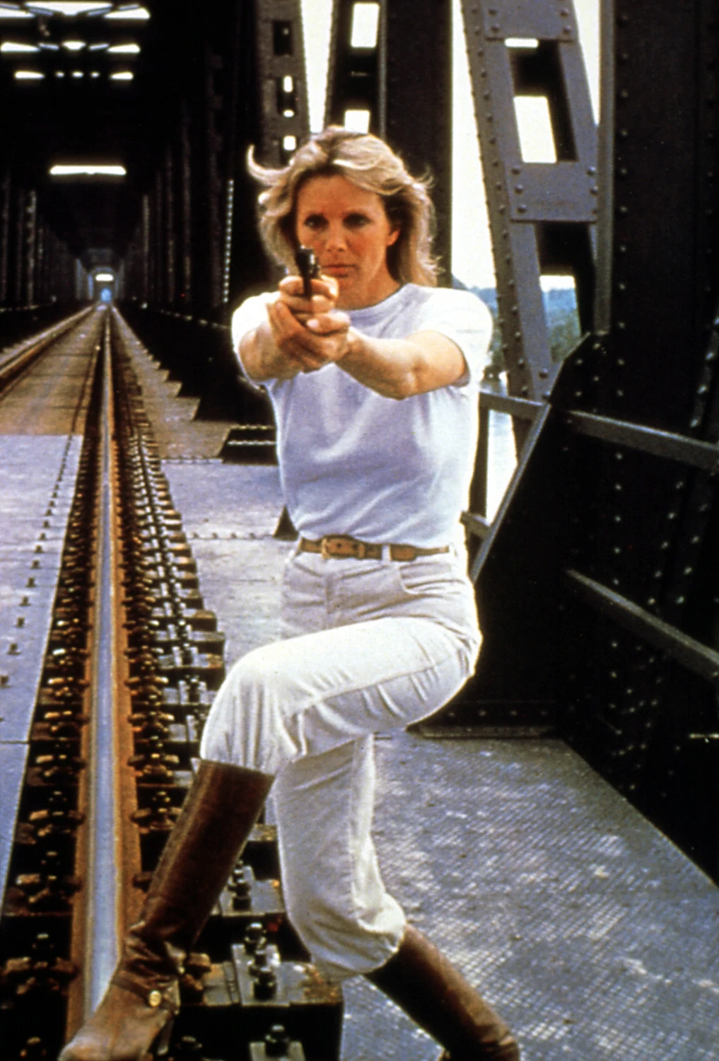 Linda Evans w filmie "Ekspres pod lawiną" (1979)