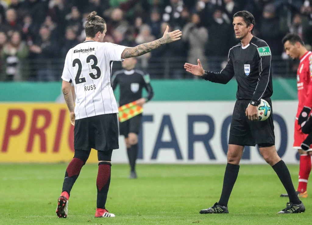 Sędzia Deniz Aytekin (z prawej) Sędzia Deniz Aytekin (z prawej)