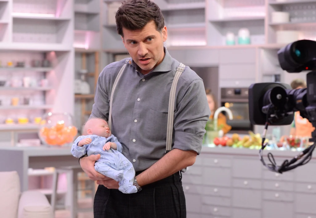 Tomasz Kammel na planie programu "Pytanie na śniadanie"