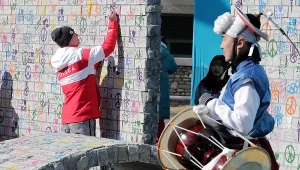 Maciej Staręga podczas uroczystego powitania polskiej ekipy w wiosce olimpijskiej