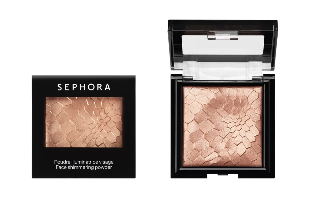 Shimmering Powder – naniesony na skórę szerokim pędzlem, lub tylko punktowo, w miejscach gdzie ma się skupiać światło (grzbiet nosa, łuk Kupidyna itd.), sprawi, że cera stanie się promienna i zyska naturany blask Shimmering Powder – naniesony na skórę szerokim pędzlem, lub tylko punktowo, w miejscach gdzie ma się skupiać światło (grzbiet nosa, łuk Kupidyna itd.), sprawi, że cera stanie się promienna i zyska naturany blask