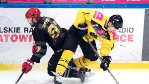 Hokeista Tauronu KH GKS Katowice Jesse Rohtla (P) i Mateusz Rompkowski (L) z Comarch Cracovii