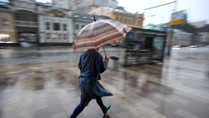 Ulewne deszcze, silny wiatr i ryzyko powodzi. IMGW wydało czerwone alerty 