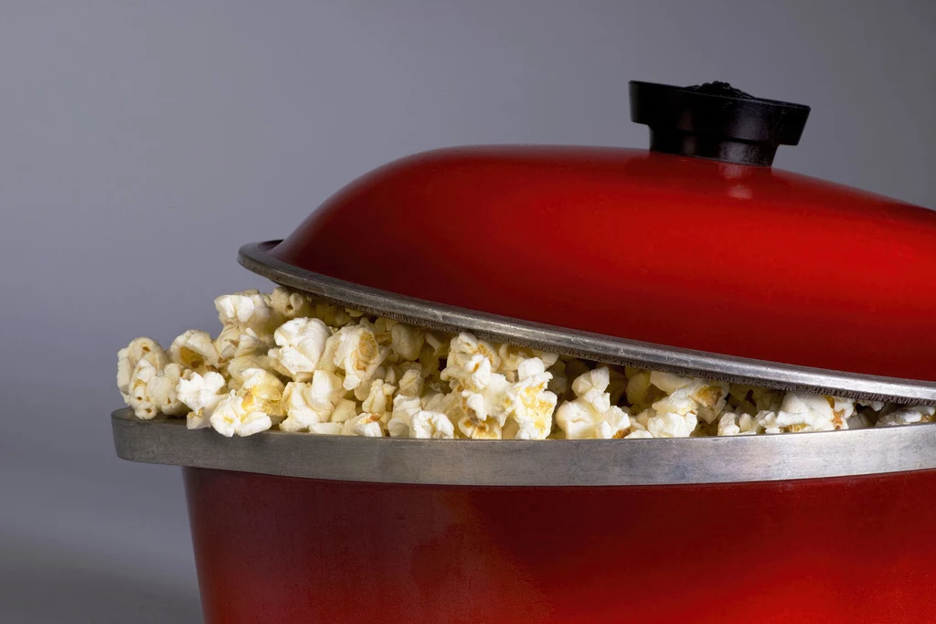 Domowy popcorn przyrządzony bez dodatku soli i masła jest niskokaloryczną przekąską